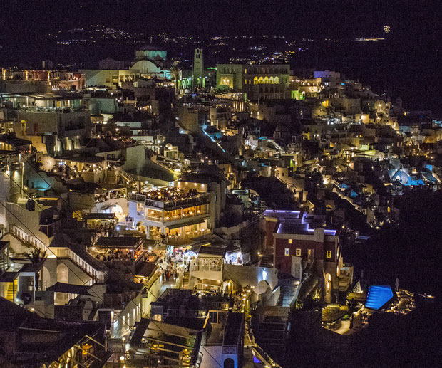 Dove Alloggiare a Santorini: Meglio il Mare o la Caldera?